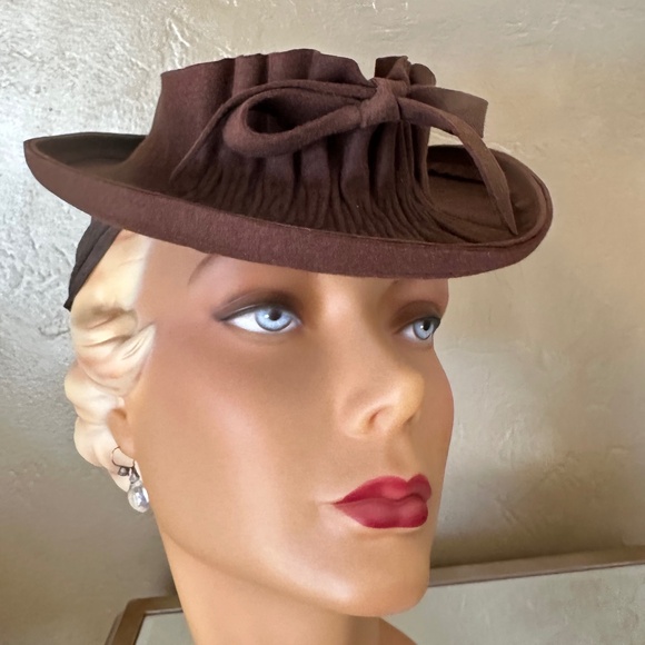 AMAZING 1930s\' BROWN OPEN CROWN TILT FEDORA WITH FABRIC GATHERED \